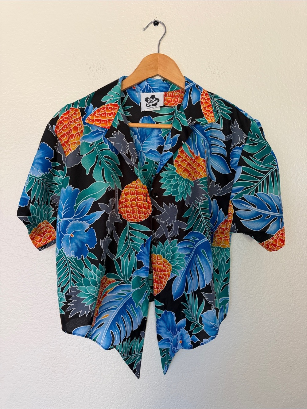Hilo Hattie Black Tropical Pineapple Button-Front Crop Top